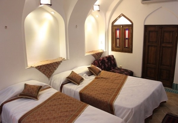 اتاق سه تخته هتل تاریخی لب خندق یزد